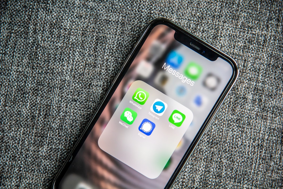 スマートフォンのメッセージアプリでシフト希望を提出するイメージ。LINEなど普段使っているツールから手軽に提出できる