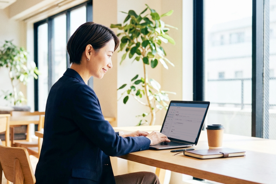 チームでシフトを話し合うシーン