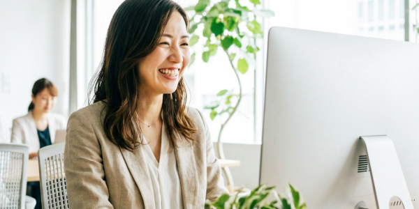 スタッフがスマートフォンでシフトを確認する様子